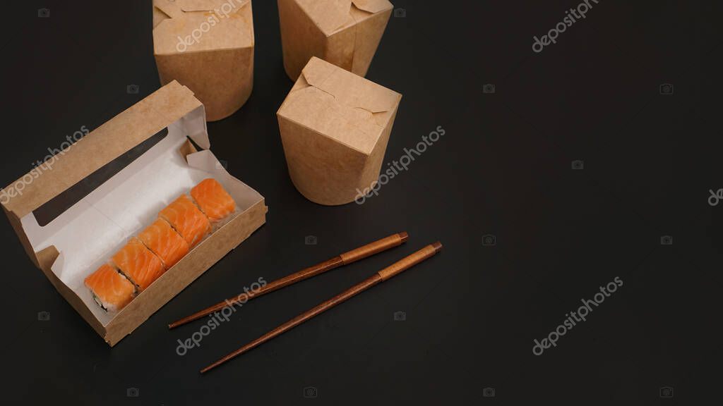Entrega de comida asiática. Embalaje para sushi y woks. Alimentos en ...