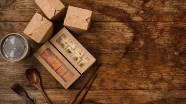 Asya yemeği servisi. Suşi ve tavalar için ambalaj. Kağıt kaplarda yiyecek.