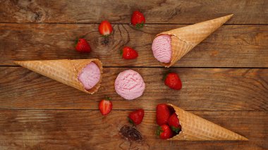 Waffle külahında çilekli dondurma. Kırmızı böğürtlen ve dondurma.