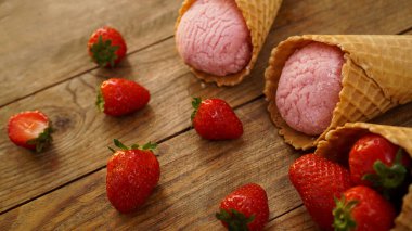 Waffle külahında çilekli dondurma. Kırmızı böğürtlen ve dondurma.