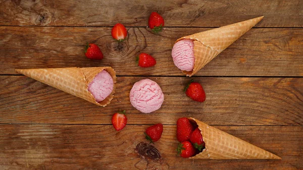 Waffle külahında çilekli dondurma. Kırmızı böğürtlen ve dondurma.