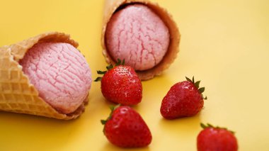 Waffle külahında çilekli dondurma. Dondurma ve böğürtlen
