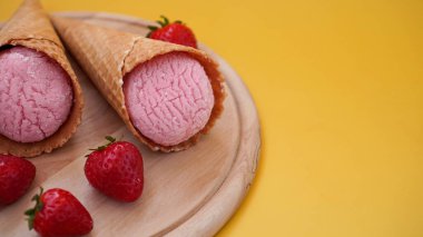 Waffle külahında çilekli dondurma. Dondurma ve böğürtlen