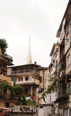 Georgia 'da çok katlı eski binalar. Batumi 'nin geleneksel evleri, eski cadde.