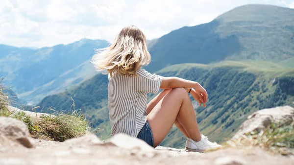 Žena turistika v horách za slunečného dne — Stock fotografie