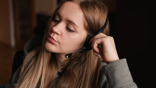 Porträt eines jungen Mädchens im Kapuzenpulli und mit Headset. Callcenter-Mitarbeiter — Stockfoto