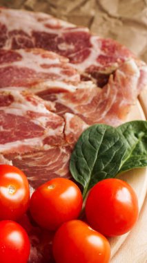 Et dilimleri ve kiraz domatesleri. Sandviç ve bruschetta malzemeleri.