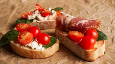 El işi kağıdında üç taze bruschetta. Lezzetli yemek.