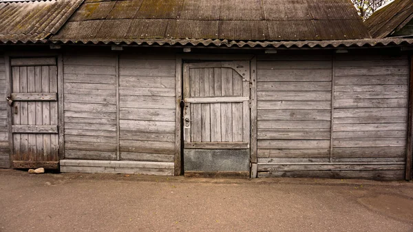 Landsbygdsbyggnader av trä. Gamla skjul. Förråd för djurparker — Stockfoto