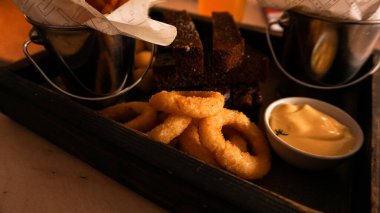 Ahşap tepside bira takımı. Pastanedeki arkadaşlar için atıştırmalık.