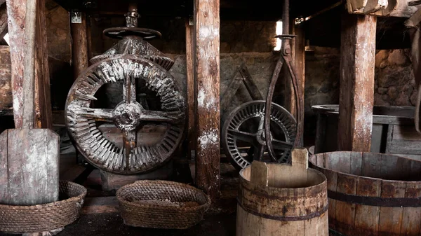 An ancient hand mill made of stones and wood. Flour grinding device — Stock Photo, Image