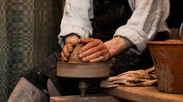 Potier fabrication des mains en argile sur roue de poterie. Atelier de poterie authentique — Photo