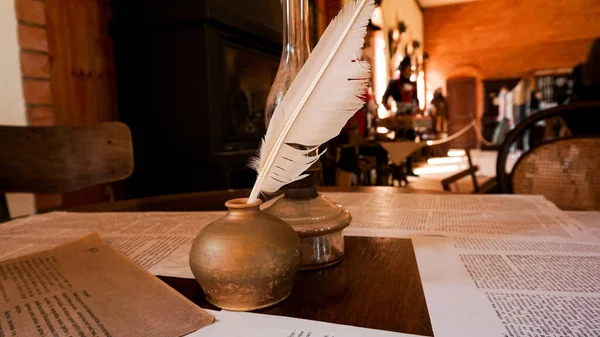 White quill and inkwell in the old university auditorium — Stock Photo, Image