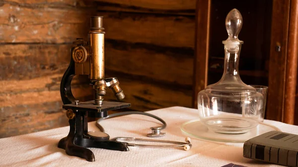 Αρχαίο μικροσκόπιο σε ένα παλιό αυθεντικό εργαστήριο. — Φωτογραφία Αρχείου