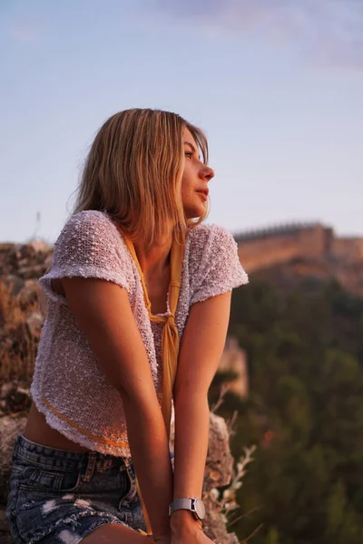 Piękna dziewczyna o zachodzie słońca. Starożytny zamek na tle. Alania Turcja — Zdjęcie stockowe