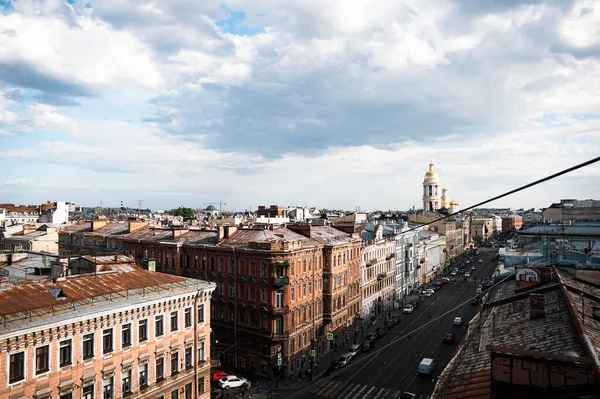 Stadsgezicht over de daken van St. Petersburg. — Stockfoto