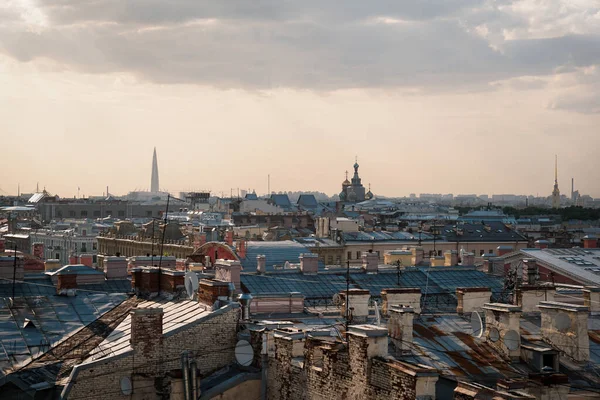 Вид на город с крыш Санкт-Петербурга. — стоковое фото