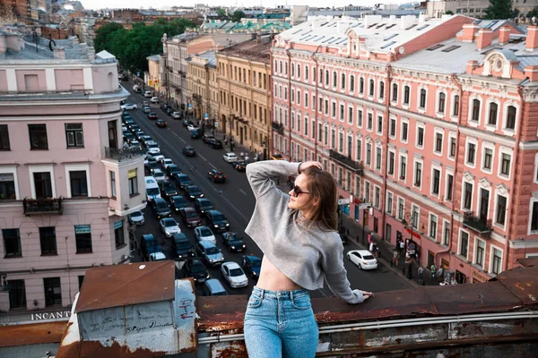 Γυναίκα είναι ευτυχισμένη στην οροφή της Αγίας Πετρούπολης, Ρωσία — Φωτογραφία Αρχείου