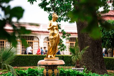 Peterhof 'da altın heykeli olan Monplaisir Bahçesi