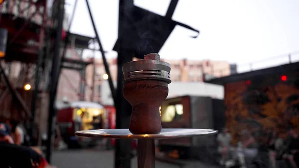 Close-up van een hookah kom met houtskool. Hookah bar buiten. — Stockfoto
