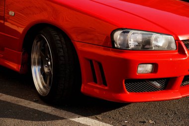 Kırmızı retro araba. Eski model bir araba. Farları kapat. Eski arabaların sergisi