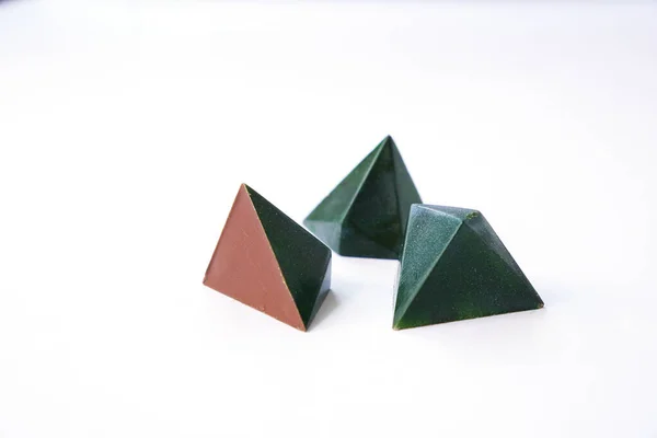 세 개의 초콜릿 - 녹색 과 기하학적 인 삼각형의 캔디 무늬 — 스톡 사진