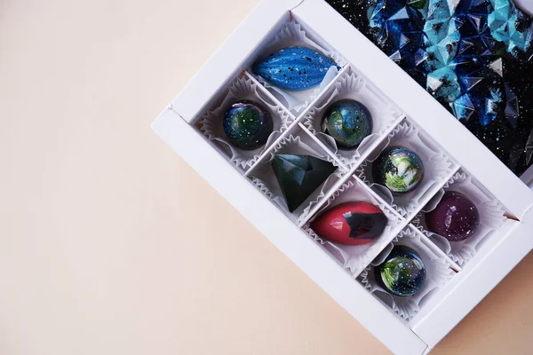 Geschenkbox mit handgemachten Pralinen. Geometrisches und Raumdesign — Stockfoto