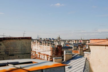 St. Petersburg 'un çatılarının üzerindeki şehir manzarası. Çatıların görüntüsü