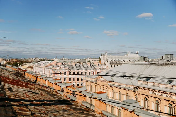 Θέα στο Cityscape πάνω από τις στέγες της Αγίας Πετρούπολης. Άποψη των οροφών — Φωτογραφία Αρχείου