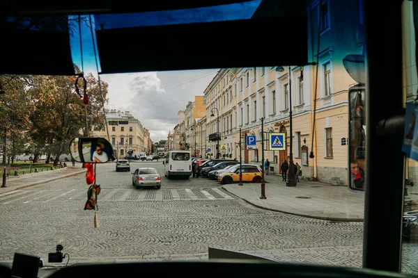 Sint-Petersburg, september - 2021. Uitzicht vanuit het busvenster — Stockfoto