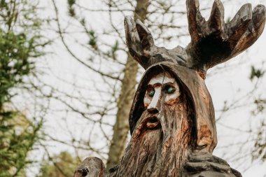 Karelia Cumhuriyeti 'nin Lahdenpohja şehrinde ahşaptan yapılmış bir heykel. Yerel gösteriler. Rusya, 19 Eylül 2021