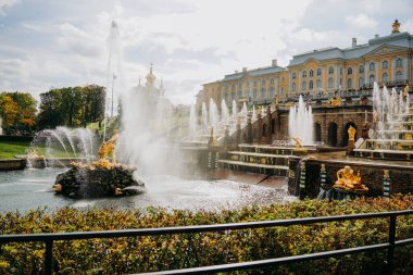 PETERHof, Aziz Peter Burgusu, Rusya - 20 Eylül 2021. Petergof 'da Büyük Şelale. Peterhof sarayı UNESCO Dünya Mirasları Listesine dahil edildi