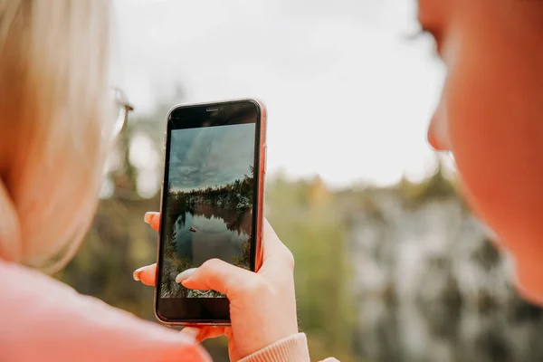 Uma Mulher Fotografa Seu Telefone Desfiladeiro Parque Montanha Ruskeala Carélia — Fotografia de Stock