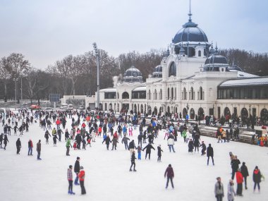Patenciler Şehir Parkı içinde buz pateni pisti Budapeşte