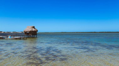 Kumsalda bir gün Mavi ve temiz bir gökyüzü