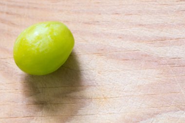 Tahtadaki sarı üzüm doğal ışıkla aydınlatılmış.