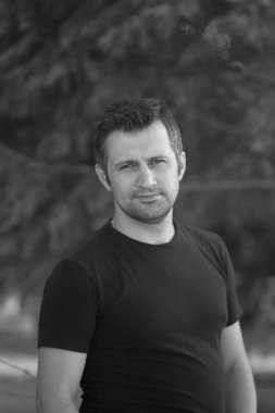 kahverengi gözlü esmer güçlü yakışıklı adam