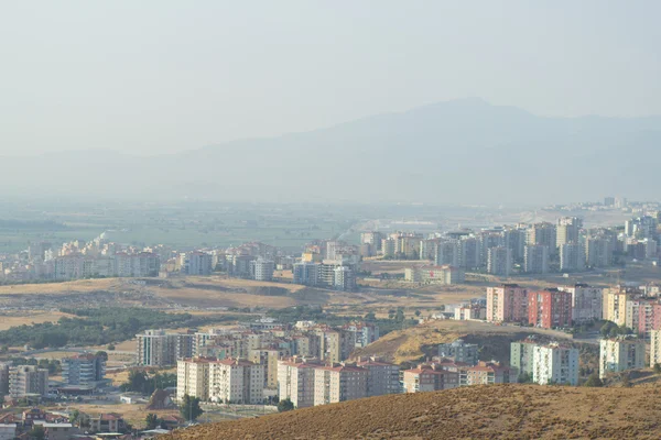 Oraș mare la poalele vederii montane de la înălțimi — Fotografie, imagine de stoc
