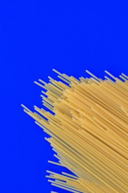 parlak mavi bir arka plan üzerinde ince spagetti
