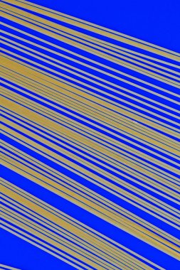 parlak mavi bir arka plan üzerinde ince spagetti