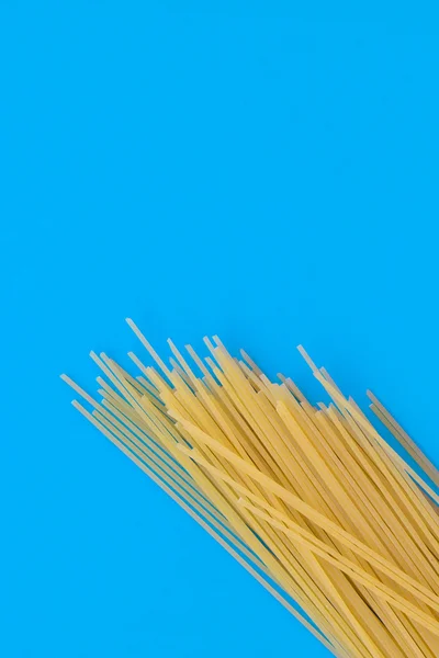 Tenké špagety na tyrkysové pozadí — Stock fotografie