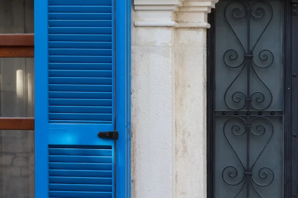 Fachada vintage tradicional con persianas azules y barras de metal —  Fotos de Stock