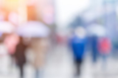 İnsanlar akşamları sokakta yürüyorlar.