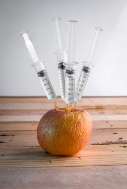 Kırmızı rottrn elma içine Enjeksiyon