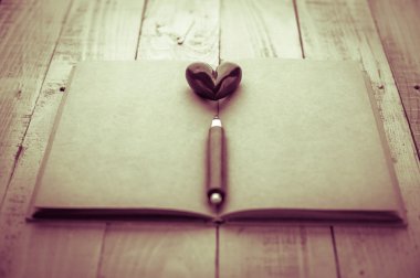 ahşap kalem nesnesiyle kırmızı kalp 