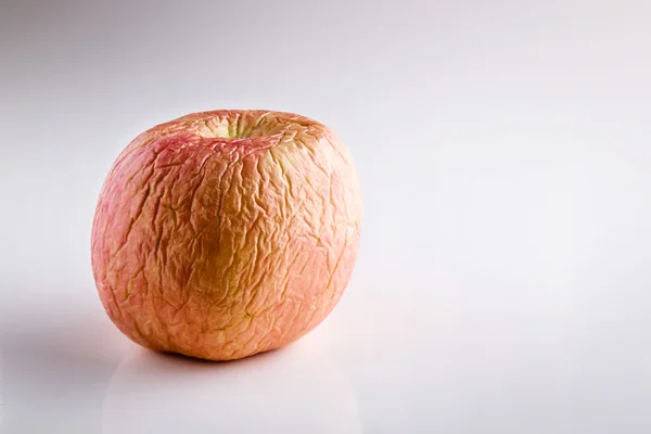 ahşap zemin üzerinde kırmızı kuru elma