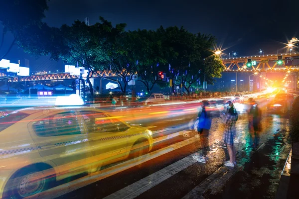 汽车行驶在夜晚街头 — 图库照片
