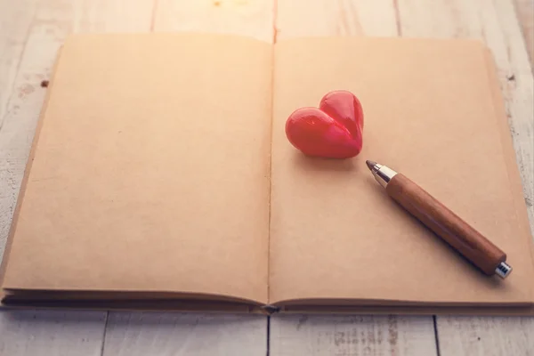 Ahşap kalem nesnesiyle kırmızı kalp — Stok fotoğraf