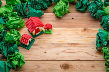 plastik konut yapı ile çöp kağıt modeli