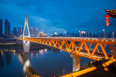 Cityscape dağlar Nehri ve Qianximen Köprüsü